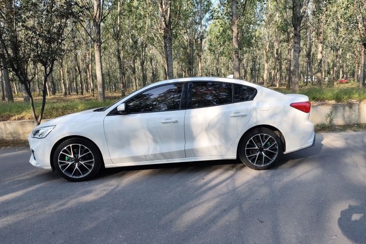 福特 福克斯 2020款 三厢 EcoBoost 180 自动锋潮型车身外观4