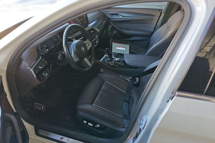 宝马5系新能源 2022款 改款三 535Le 先锋版M运动套装中控内饰19