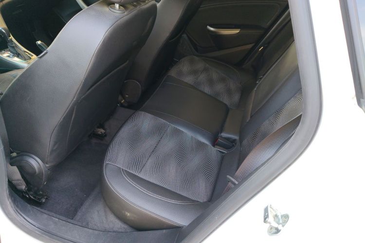 别克 英朗 2014款 XT 1.6L 自动时尚版中控内饰21