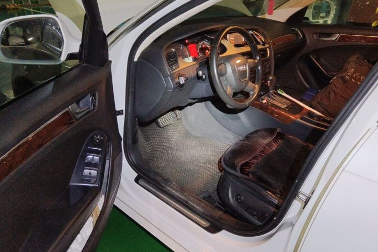 奥迪A4L 2010款 2.0 TFSI 舒适型中控内饰20