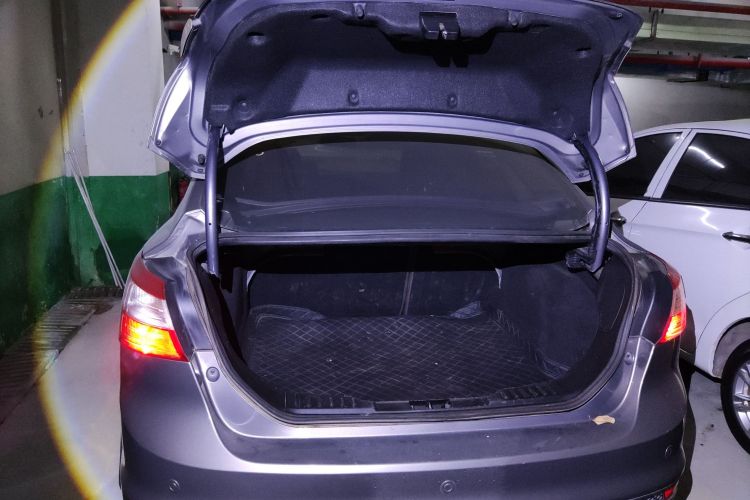 福特 福克斯 2012款 三厢 1.6L 自动风尚型中控内饰23