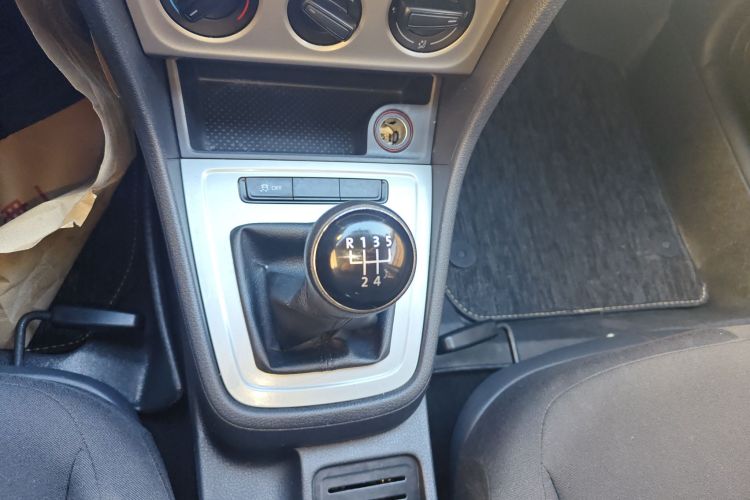 大众 朗逸 2013款 改款经典 1.6L 手动风尚版中控内饰18