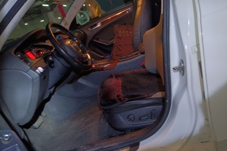 奥迪A4L 2010款 2.0 TFSI 舒适型中控内饰19