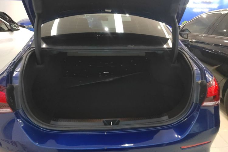 奔驰A级 2022款 改款 A 200 L 运动轿车时尚型机舱底盘23