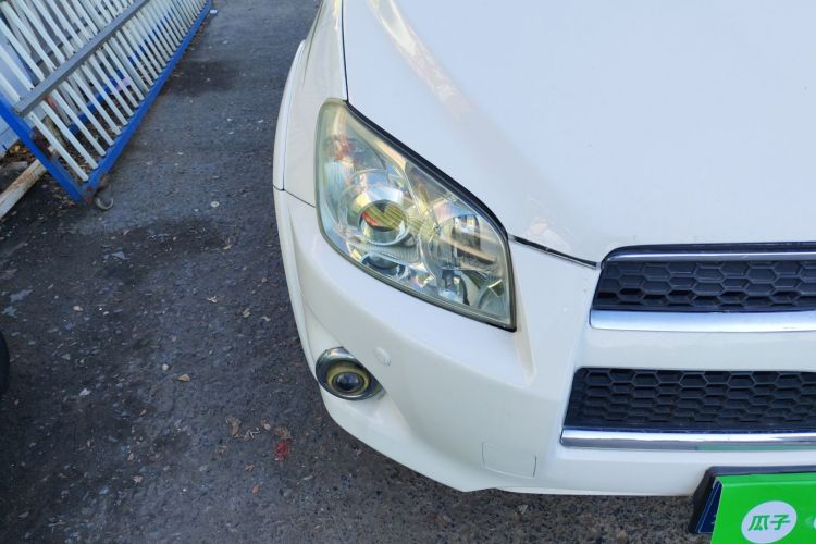 丰田 RAV4荣放 2011款 2.0L 自动豪华版车身外观8