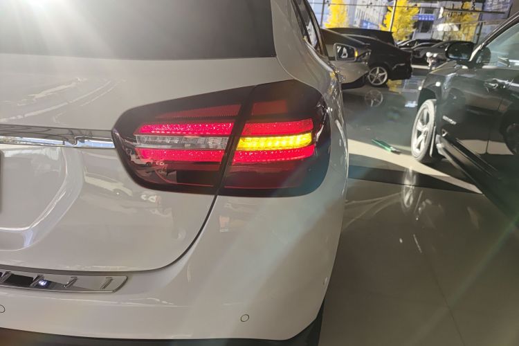 奔驰GLA 2019款 GLA 200 动感型车身外观9