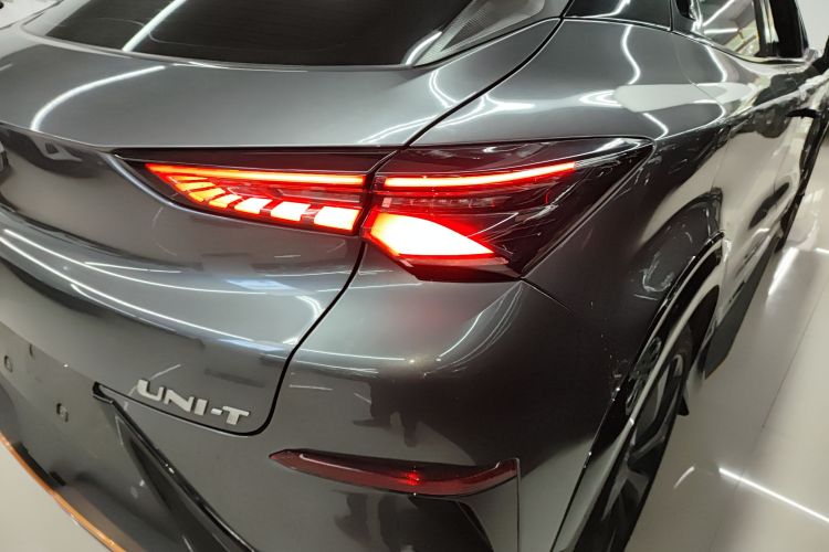 长安UNI-T 2022款 1.5T 运动版 尊贵型车身外观6006
