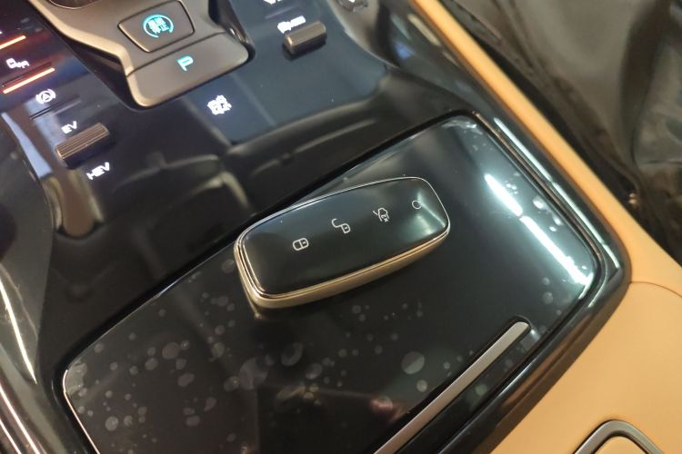 腾势D9 2022款 DM-i 970 四驱尊荣型中控内饰7001