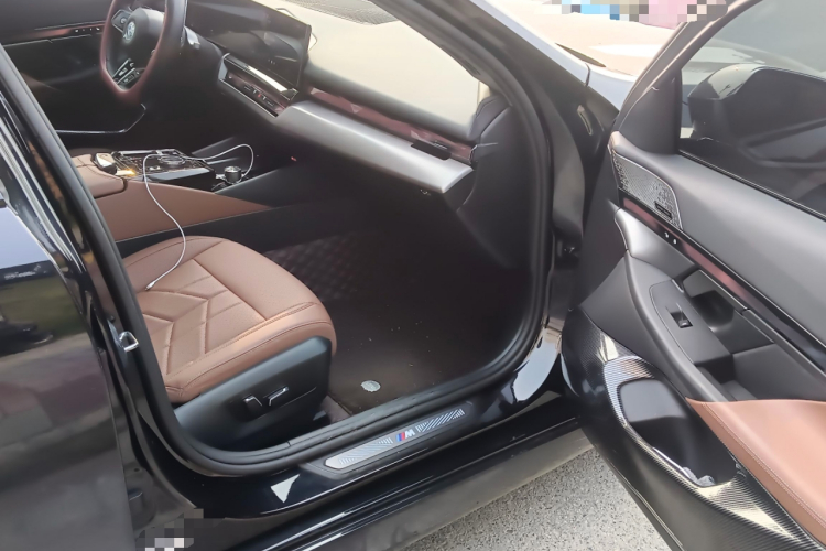 宝马5系 2024款 530Li 领先型 M运动套装局部细节9005