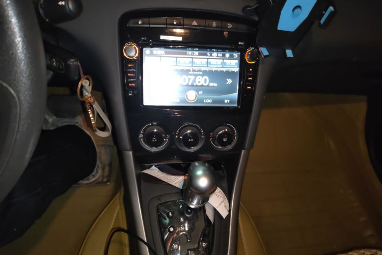 标致408 2013款 2.0L 自动舒适版中控内饰16