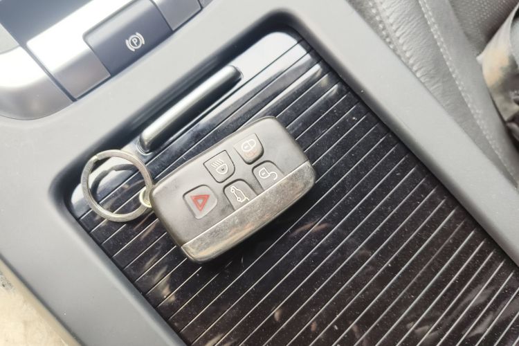 路虎 发现神行 2016款 2.0T HSE中控内饰7001