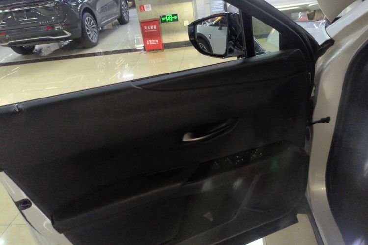 雷克萨斯UX新能源 2020款 300e 纯·悦版中控内饰47