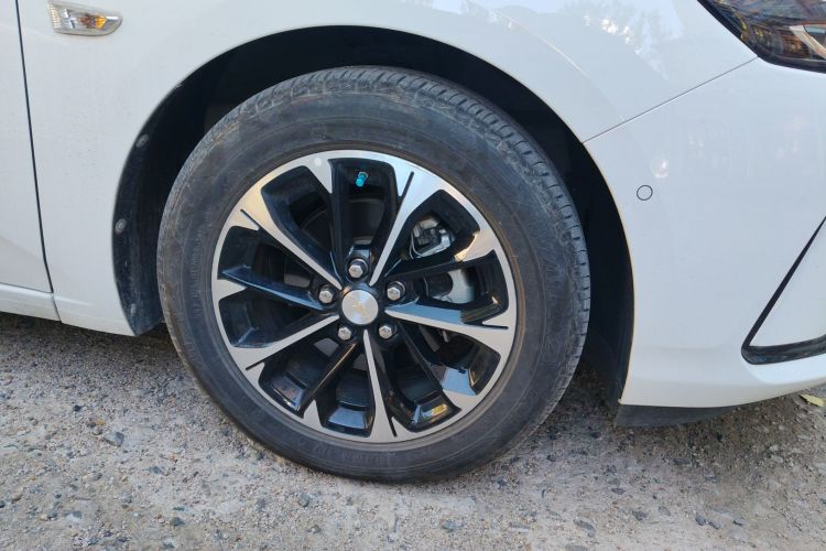 雪佛兰 科鲁泽 2023款 1.3T 轻混自动尊享版车身外观10