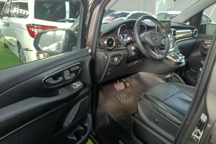 奔驰V级 2017款 V 260 领航版中控内饰7003