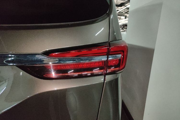 别克GL8 2023款 改款 陆上公务舱 豪华型车身外观9