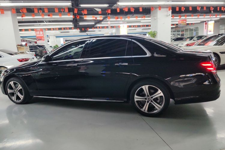 奔驰E级 2019款 E 260 L 运动型车身外观4
