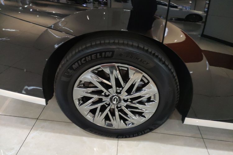 广汽传祺 传祺向往M8 2025款 乾崑系列 Max 奢享舱车身外观6008