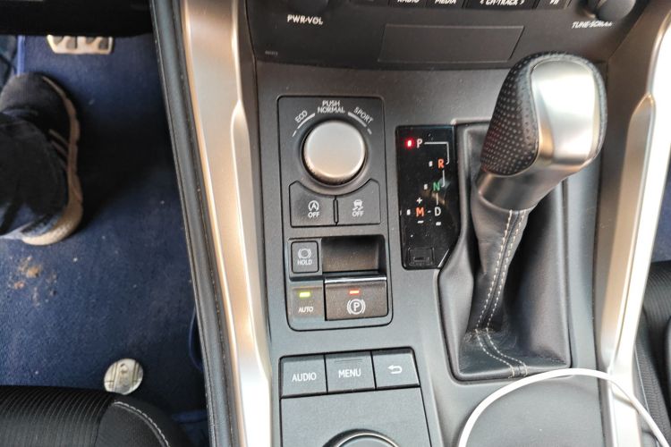 雷克萨斯NX 2015款 200 前驱 锋行版中控内饰18