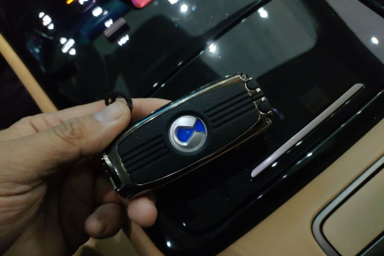 腾势D9 2022款 DM-i 970 四驱旗舰型中控内饰11