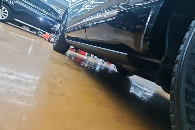 福特 探险者 2023款  EcoBoost 285 四驱赤金版 6座局部细节9002