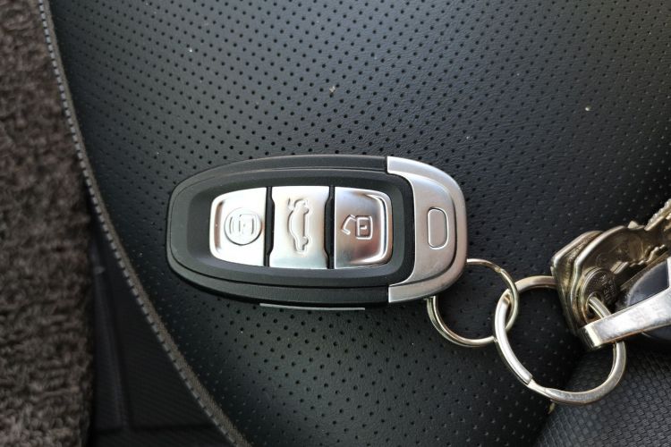 红旗E-QM5 2021款 充电 旗享版中控内饰11