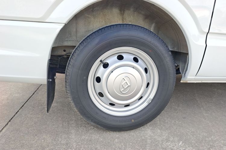 上汽大通MAXUS 新途V80 2024款 傲运通超值版 6MT 短轴超低顶127Ps 5/6座车身外观6008