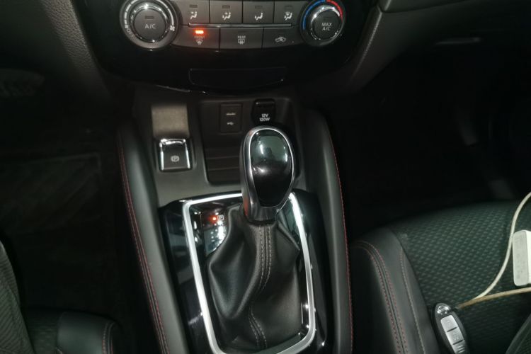 日产 逍客 2019款 2.0L CVT豪华版中控内饰18