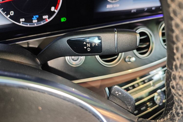 奔驰E级 2016款 E 200 L 运动型中控内饰18