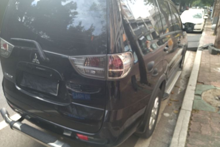 三菱 君阁 2011款 2.0L 自动挡豪华型车身外观7