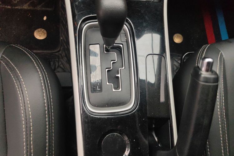 三菱 欧蓝德 2021款 改款 2.0L 两驱畅行版 5座局部细节18