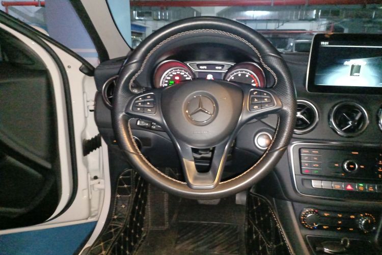 奔驰GLA 2018款 GLA 200 时尚型局部细节13