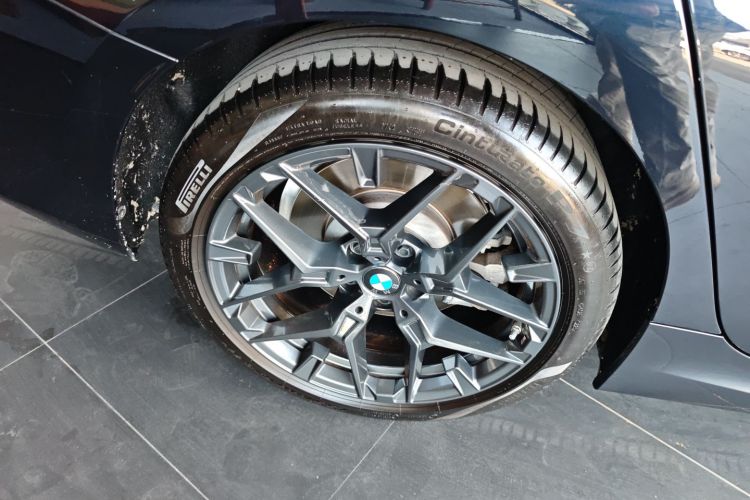 宝马3系 2025款 330Li M运动曜夜套装车身外观6008