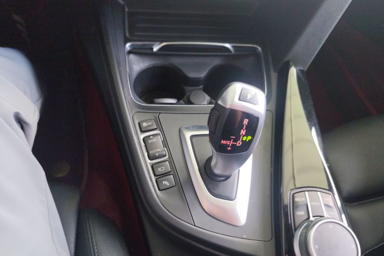 宝马3系GT 2020款 320i M运动套装中控内饰18