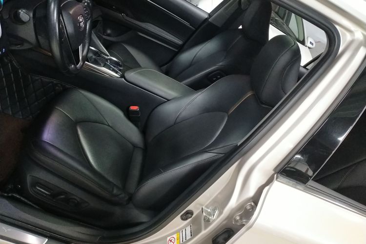 丰田 凯美瑞 2018款 2.0G 豪华版中控内饰19