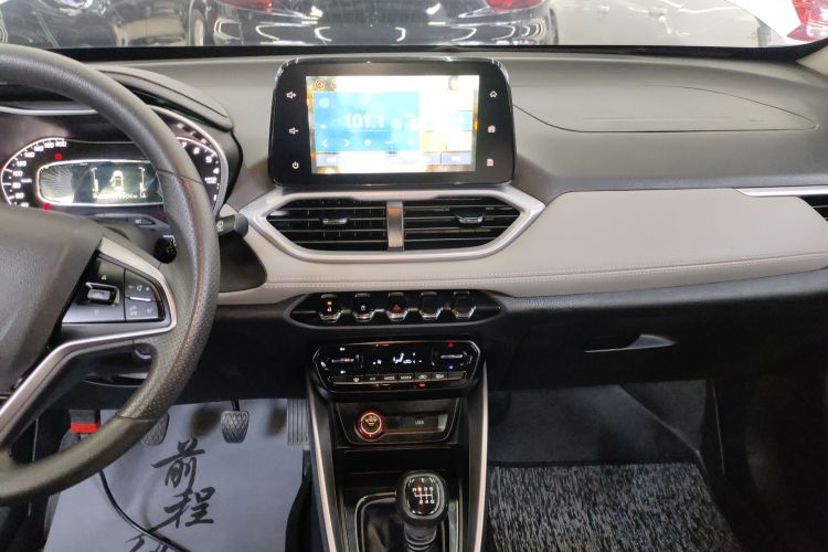 宝骏510 2019款 1.5L 手动乐享型77kW 国VI中控内饰16