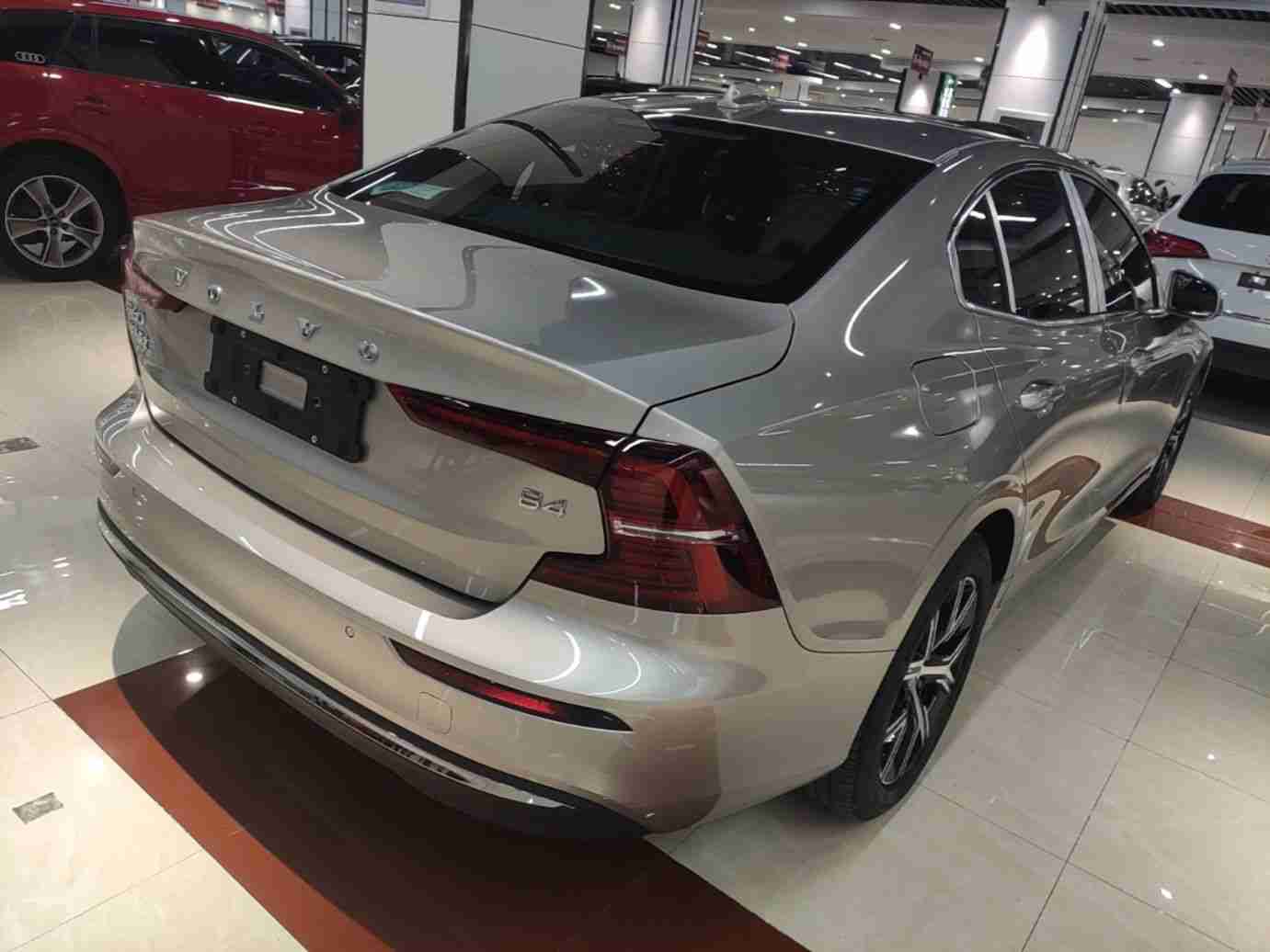 车辆右后45度外观展示