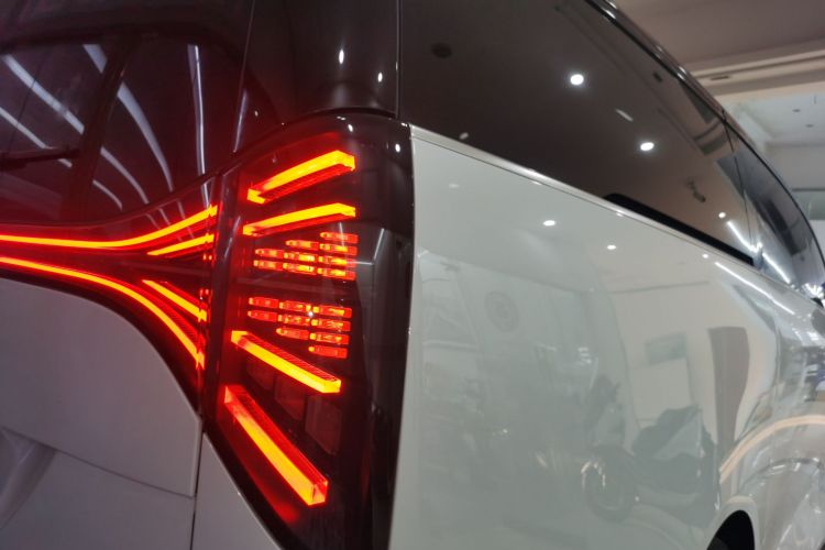 吉利银河 翼真L380 2024款 140度 6座 四驱Ultra车身外观9