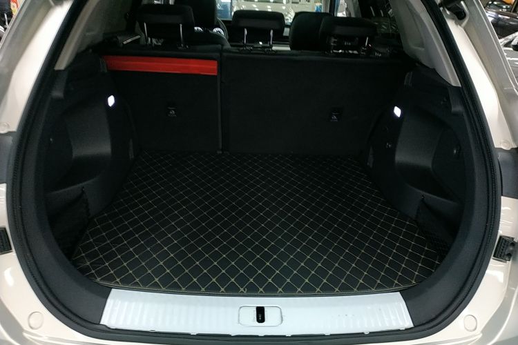 红旗HS5 2022款 改款 2.0T 智联旗享四驱版机舱底盘23