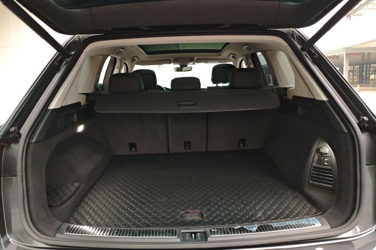 大众 途锐 2021款 3.0TSI 锐享版 曜黑运动套装机舱底盘23