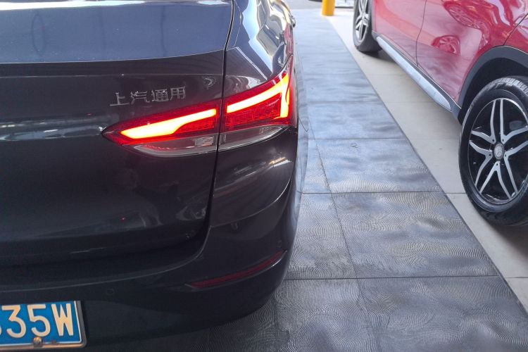 别克 英朗 2021款 改款 典范 1.5L 自动精英型车身外观9