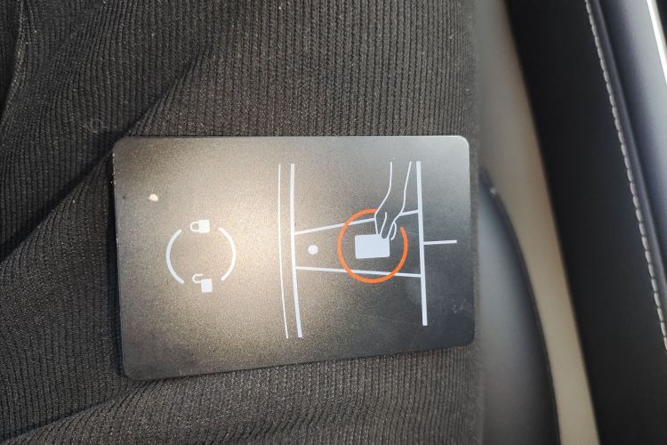 特斯拉 Model Y 2023款 长续航全轮驱动版中控内饰7001