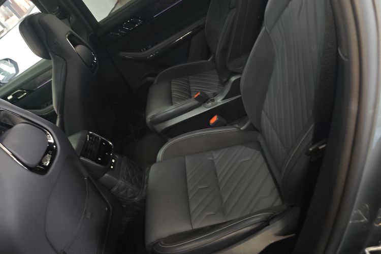 领克09 EM-P 2021款 2.0T PHEV Halo 六座中控内饰7004