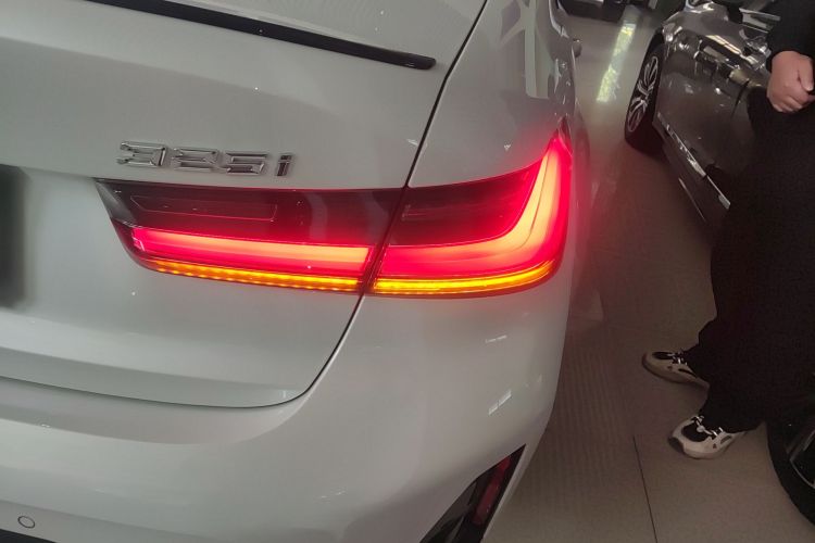 宝马3系 2024款 325i M运动曜夜套装车身外观6006