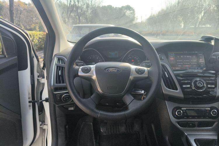 福特 福克斯 2012款 三厢 1.6L 手动风尚型中控内饰13