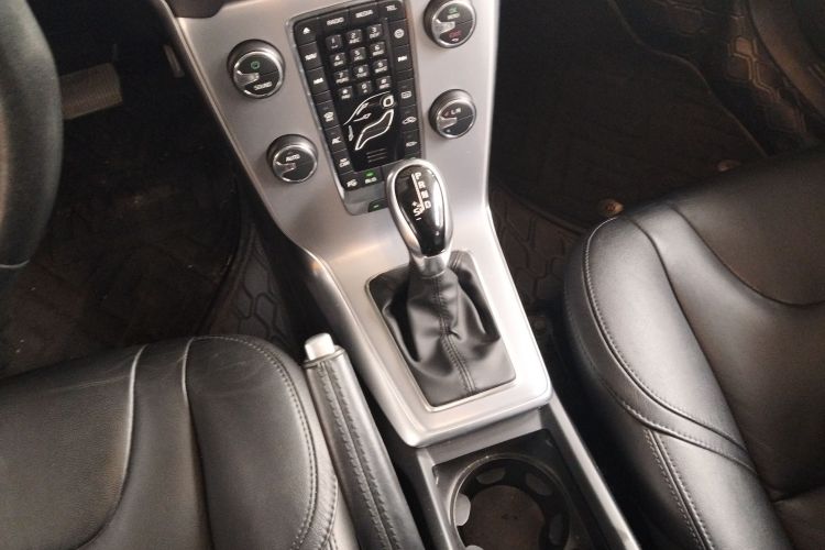 沃尔沃V40 2019款 T3 智雅版中控内饰18