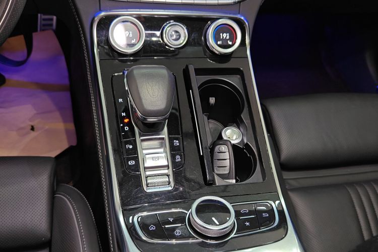 红旗H9 2020款 3.0T 智联旗畅版中控内饰18