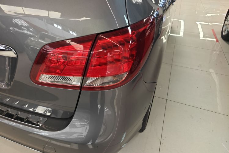 奔驰B级 2015款 B 200 动感型车身外观9