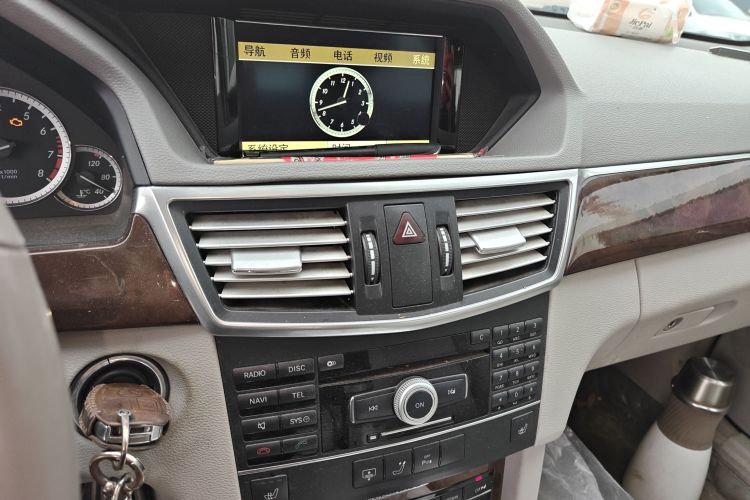 奔驰E级 2010款 E 260 L CGI优雅型中控内饰16