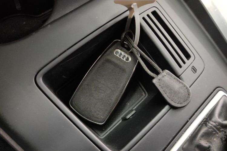 奥迪A4L 2022款 40 TFSI 时尚动感型中控内饰11