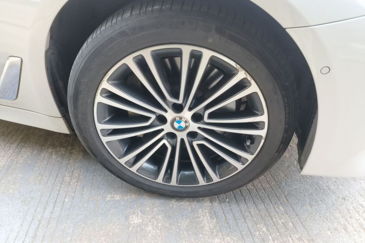 宝马5系 2018款 改款 530Li 尊享型 豪华套装车身外观10